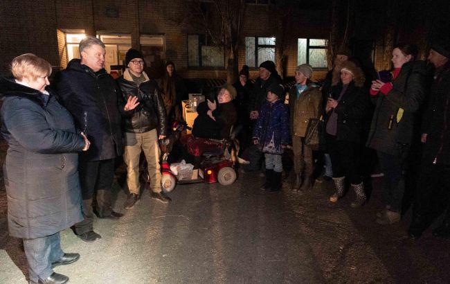 Порошенко привез в сельскую общину в Николаевской области терминалы Starlink и генераторы