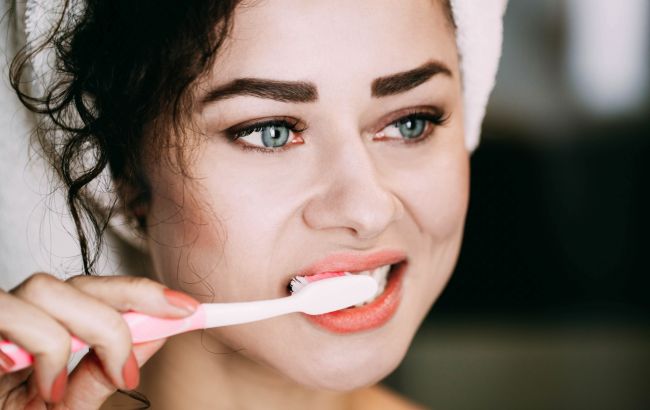 Це не норма: чому вас нудить під час чищення зубів і що радить стоматолог