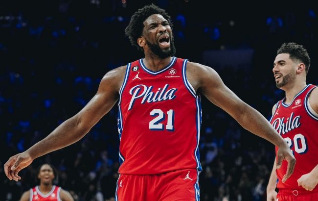 Звезда "Филадельфии" оформил победный баззер в падении: момент дня в НБА