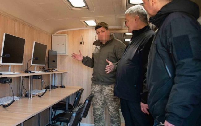 Порошенко показал новый командный пункт, который бойцы ПВО оборудовали совместно с волонтерами
