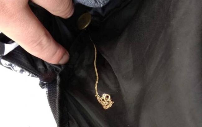 Подкрадывались сзади: в Киеве задержали мужчин-любителей срывать золотые цепочки (фото)
