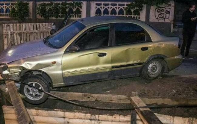 "Оно само как-то получилось": в Киеве авто влетело в строительный котлован
