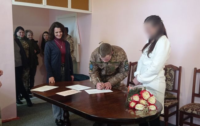 "Молодожены очень ждали этого": боец ВСУ женился на осужденной девушке (фото)