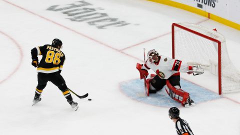 Нападающий "Бостона" с дублем стал главной звездой вечера НХЛ: видео