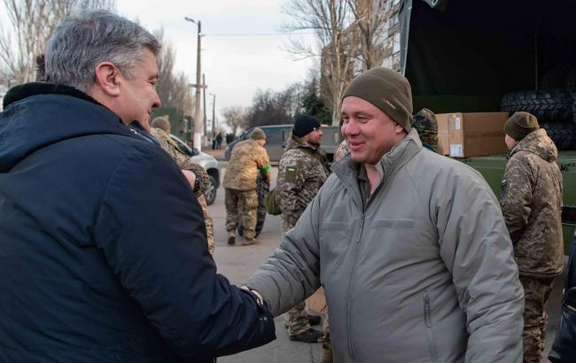 Порошенко привез технику в подразделение Евгения Межевикина