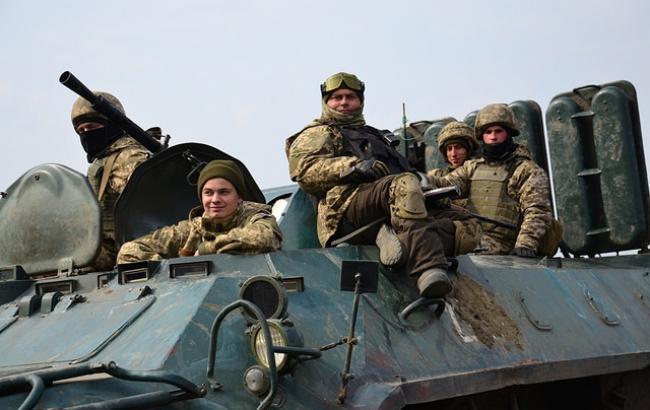 В сети опубликовали впечатляющие фото детей бойцов АТО рядом с отцами-героями