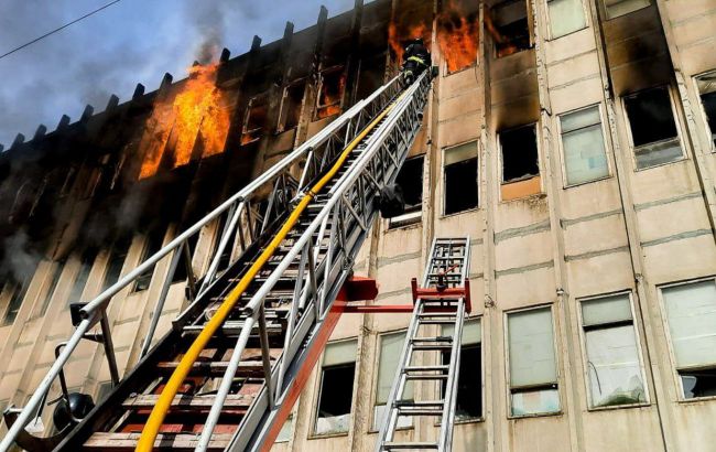 Обстріл Харкова: рятувальники показали фото з місця гасіння масштабної пожежі