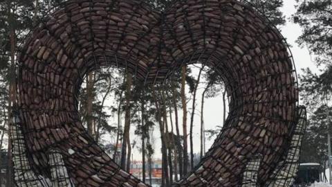 Київ прикрасили величезним кам'яним серцем (фото)