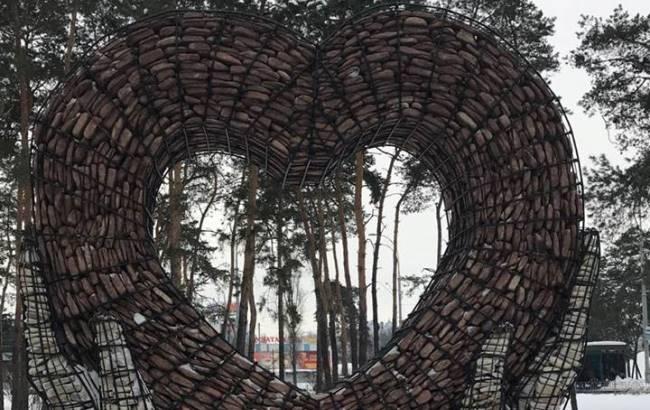 Київ прикрасили величезним кам'яним серцем (фото)
