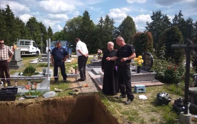 Під зруйнованим пам'ятником воїнам УПА в Польщі виявлені поховання