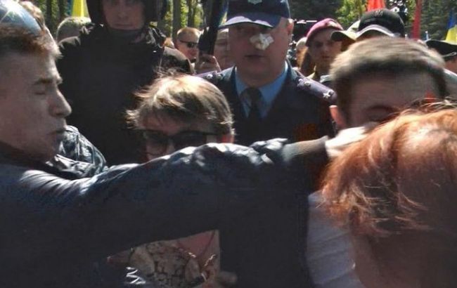 В Харькове в ходе потасовки возле Мемориала Славы полицейскому разбили нос