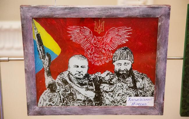 Фоторепортаж з виставки айдарівця у Верховній Раді