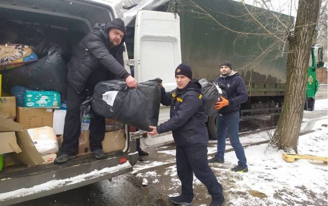 Волонтери везуть сотні тонн гумдопомоги у найбільш постраждалі регіони України, - ОП
