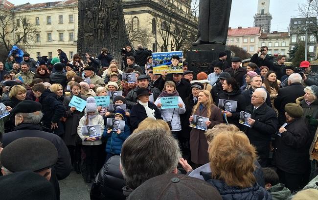 Во Львове состоялись акции в поддержку Савченко