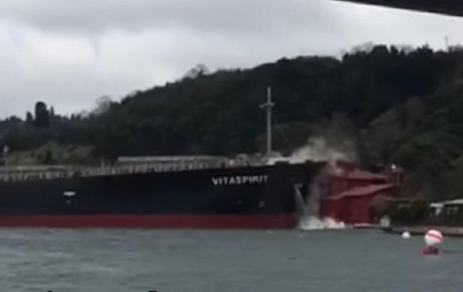 В Стамбуле следовавший в Украину танкер протаранил исторический особняк