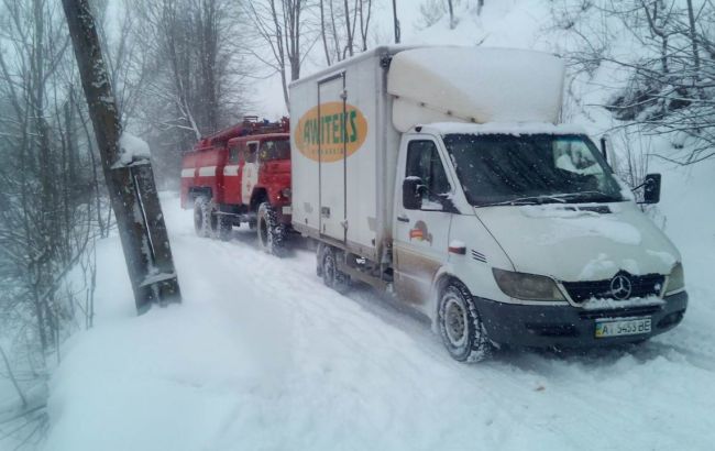 Непогода в Украине: движение транспорта в Закарпатской области остается ограниченным