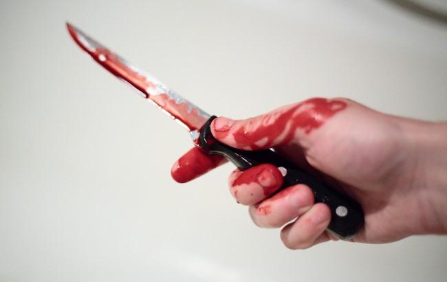 В Днепре пьяный полуобнаженный мужчина избил и ранил женщину ножом