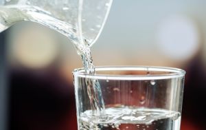 Чи можна пити дистильовану воду: відповідь здивує багатьох