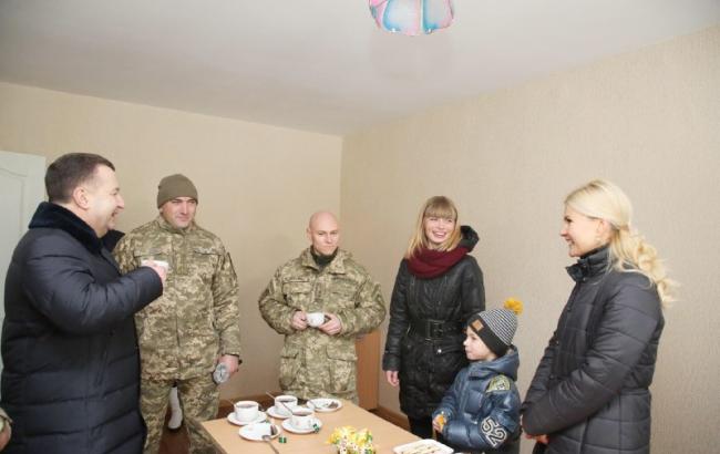 Світлична та Полторак передали військовим 92-ї бригади 80 квартир у Чугуївському районі