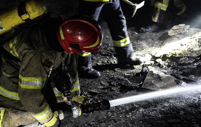 Атака дронів на Київ: рятувальники показали фото наслідків удару