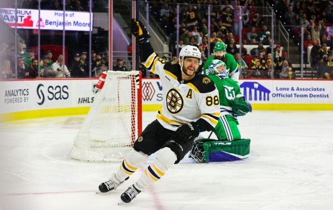 Звезда "Бостона" забросил 50 шайб в сезоне: видео всех голов вечера НХЛ