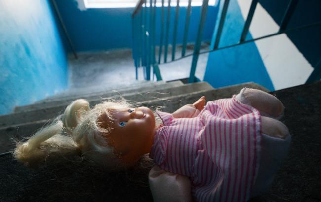 У Маріуполі горе-матір викинула немовля у дворі пологового будинку