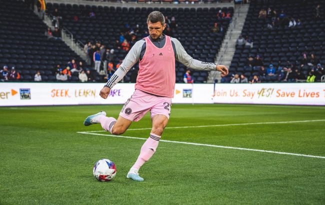 Нові одноклубники екс-оборонця збірної України красиво зустріли сім'ю футболіста: фото