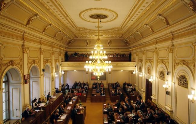 У будівлю парламенту Чехії намагався прорватися чоловік з ножем
