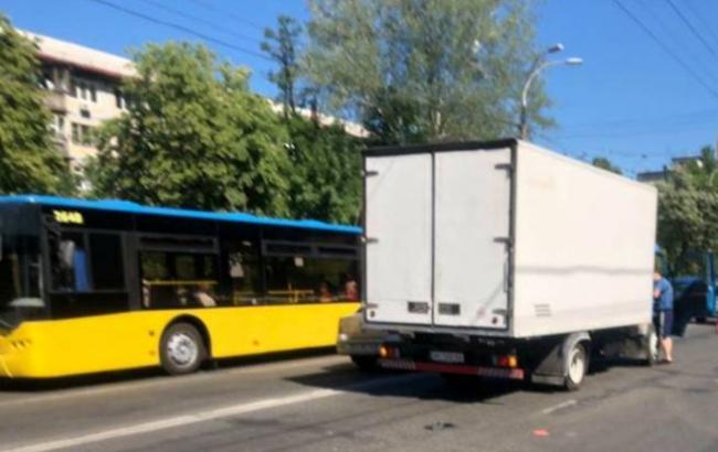 Страшная авария: в Киеве фура наехала сразу на двоих людей на переходе