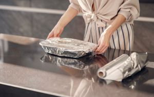 Не використовуйте алюмінієву фольгу під час приготування цих страв: ось чому