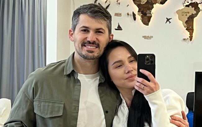 На потолке звезды, а на стенах - лес. Как выглядит шикарный дом Жени Кота и его жены под Киевом (видео)