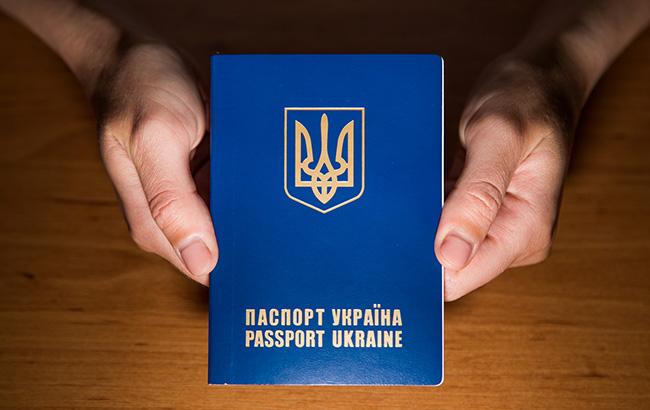 Стало известно о взломе базы данных украинских загранпаспортов: информацию слили в РФ