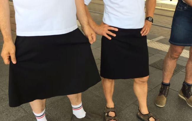 У Франції чоловіки одягли на роботу спідниці через заборону носити шорти