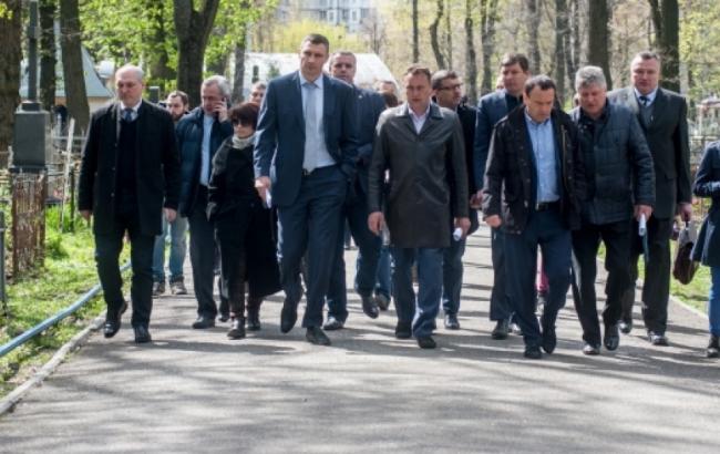 Кличко рассказал о работах по благоустройству кладбищ Киева накануне поминальных дней