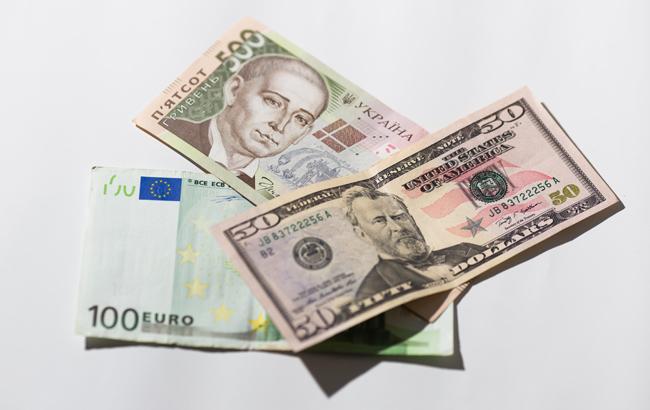 Украинцы доверяют доллару в три раза больше, чем евро