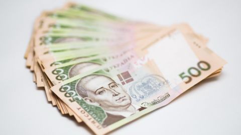 Средняя зарплата украинцев в третий раз в истории достигла 400 долларов