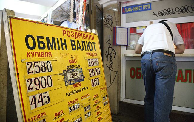 Доллар снижается, евро растет на наличном рынке