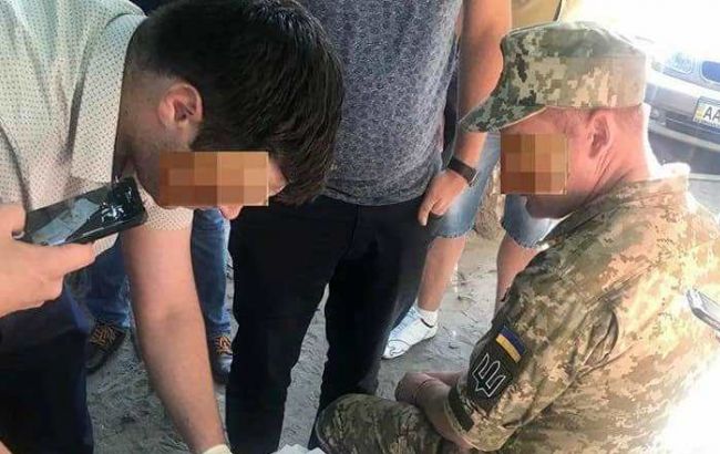 Под Киевом задержали военного на взятке за включение в миротворческую миссию