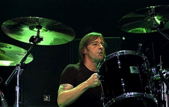 Барабанщик AC/DC Фил Радд признался в угрозе убийством