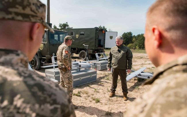 Порошенко передал 43-й бригаде комплекс БПЛА Poseidon и автомобильную технику