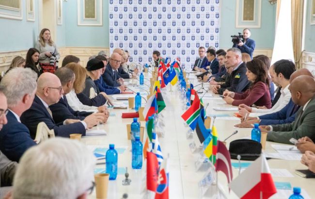 Кличко обговорив з дипломатами 38 країн подальшу допомогу Україні та інвестиції у країну