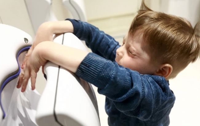 Врач рассказала, почему сушилка для рук опасна для детей