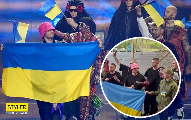 Kalush Orchestra вернулись в Украину и спели "Stefania" с таможенниками (видео)