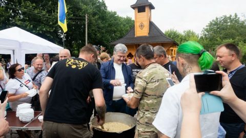 Порошенко побывал в Карловке на традиционном патриотическом кулеши