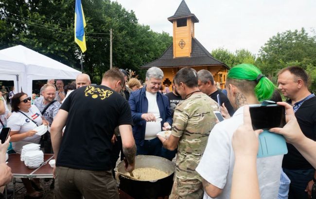 Порошенко побывал в Карловке на традиционном патриотическом кулеши