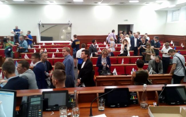 В Киевраде произошли столкновения, заседание перенесли
