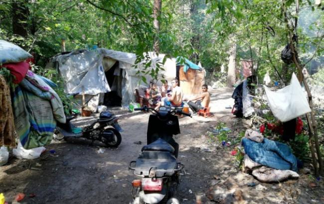 "Национальные дружины" самостоятельно демонтировали незаконный лагерь ромов в столице (видео)