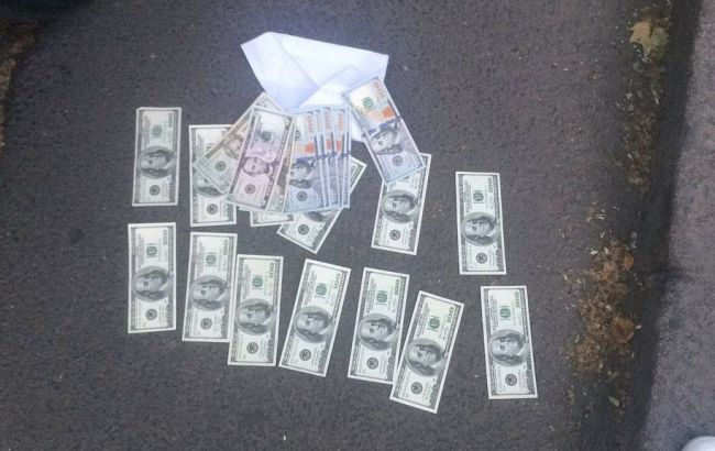 СБУ задержала на взятке в 2 тысячи долларов сотрудника Фискальной службы