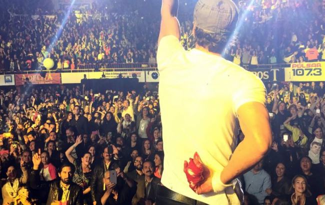 Энрике Иглесиас повредил руку на концерте в Мексике