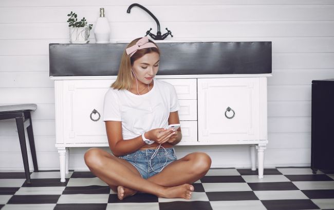 Кемпінг у ванній: дивний тренд, який зрозуміє кожен, хто хоч раз ховався від світу